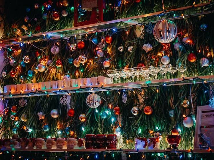 Prenez un verre au bar pop-up Miracle du Vieux-Montréal pour les fêtes.