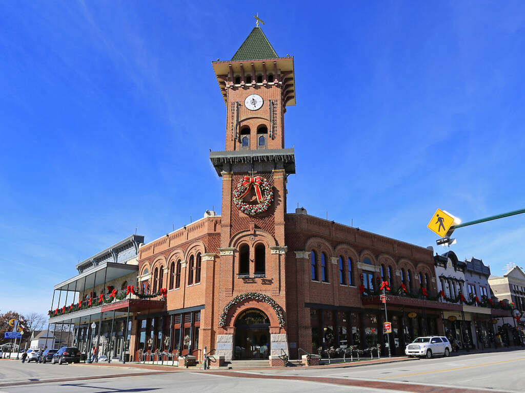 13 Best Christmas Towns in the U.S. to Bring You Holiday Cheer