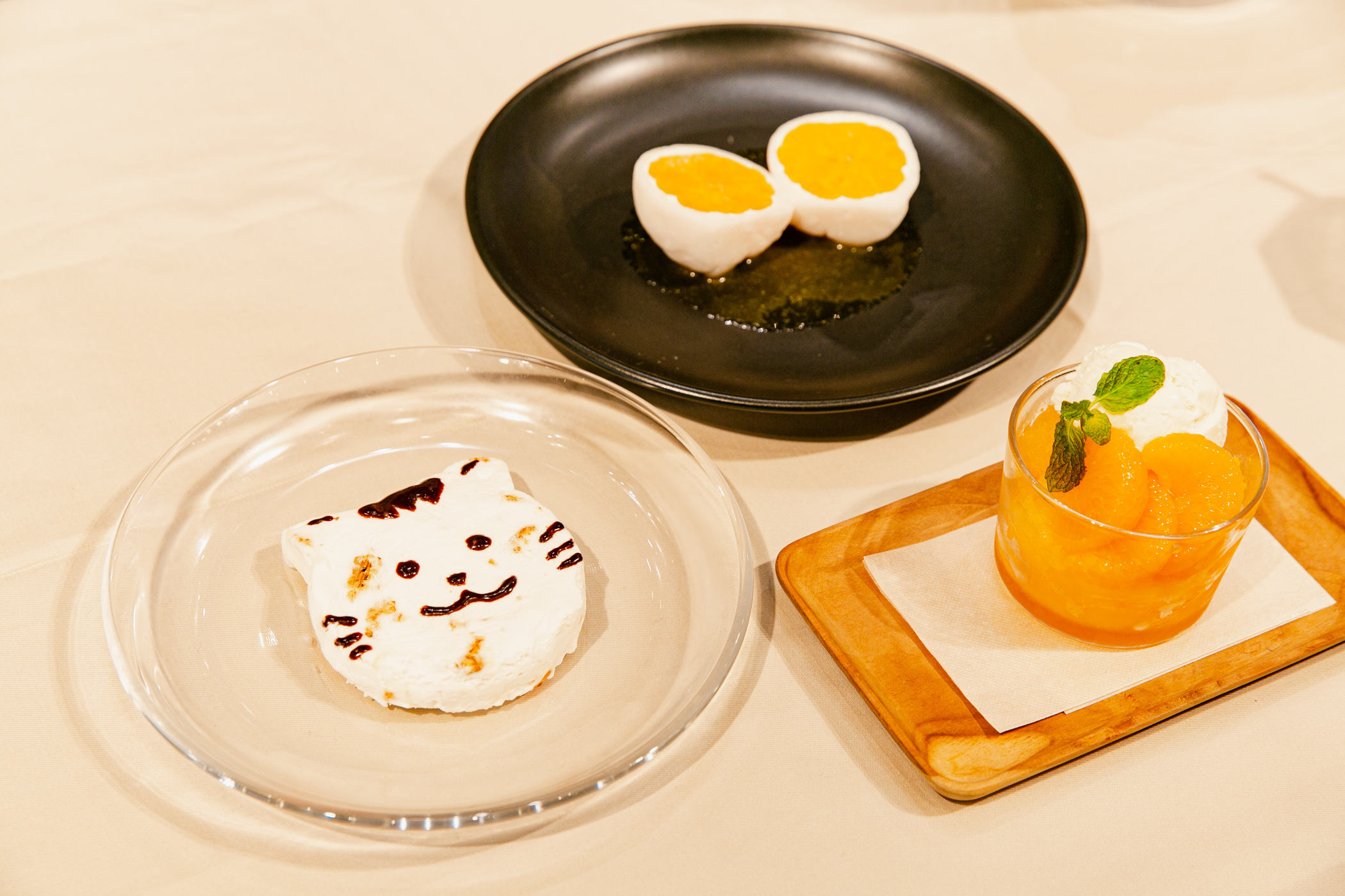 左から時計回りに『ねこ型ヌガーグラッセ』(900円)、『みかんアイス大福』(850円)、『みかんシャーベット』(520円)