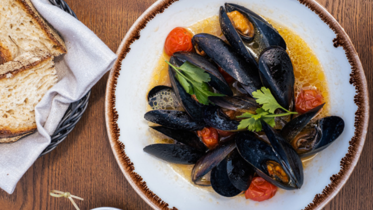 Steamed mussels with tomato broth and bread