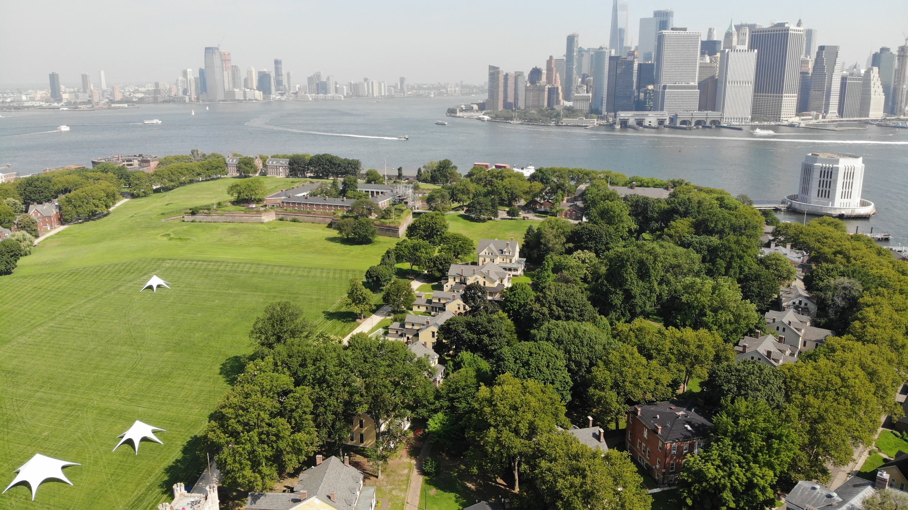 can dogs go to governors island