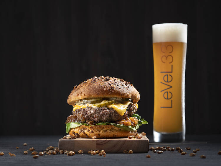 จิบแกล้มอาหารครีเอทจากเบียร์ที่ LeVeL33 ไมโครบริวเวอรี่สูงสุดในโลก 