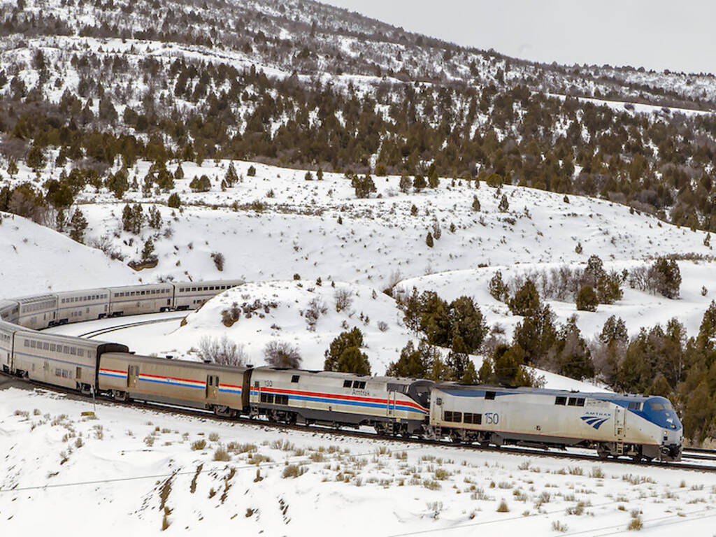 10 Best Winter Train Rides in USA to Enjoy the Snowy Views