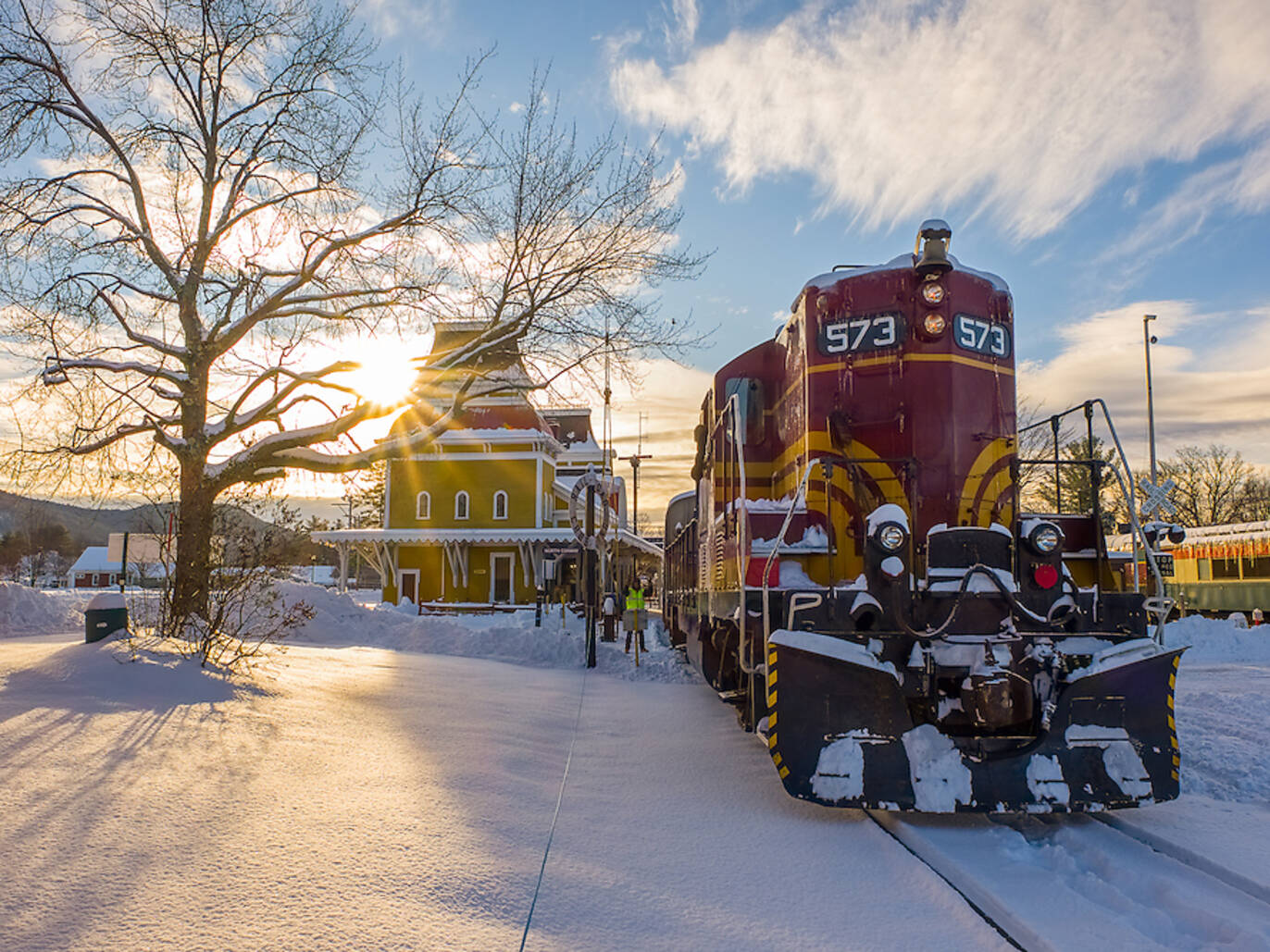 10 Best Winter Train Rides in USA to Enjoy the Snowy Views