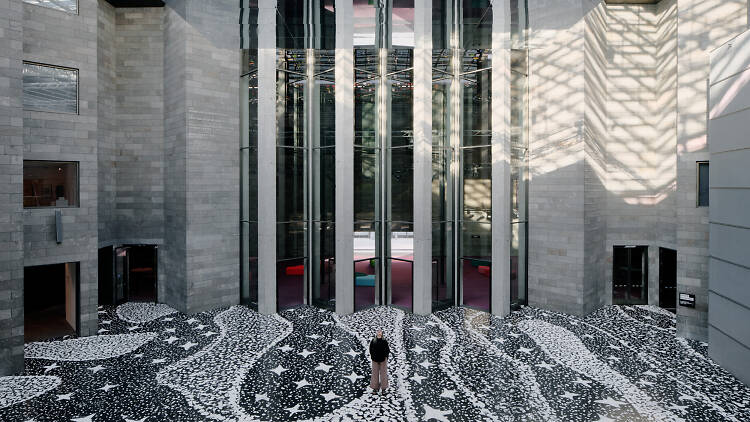 Riŋgitjmi gapu, a black and white night sky-like painting covering the entire ground in Federation Court at the NGV