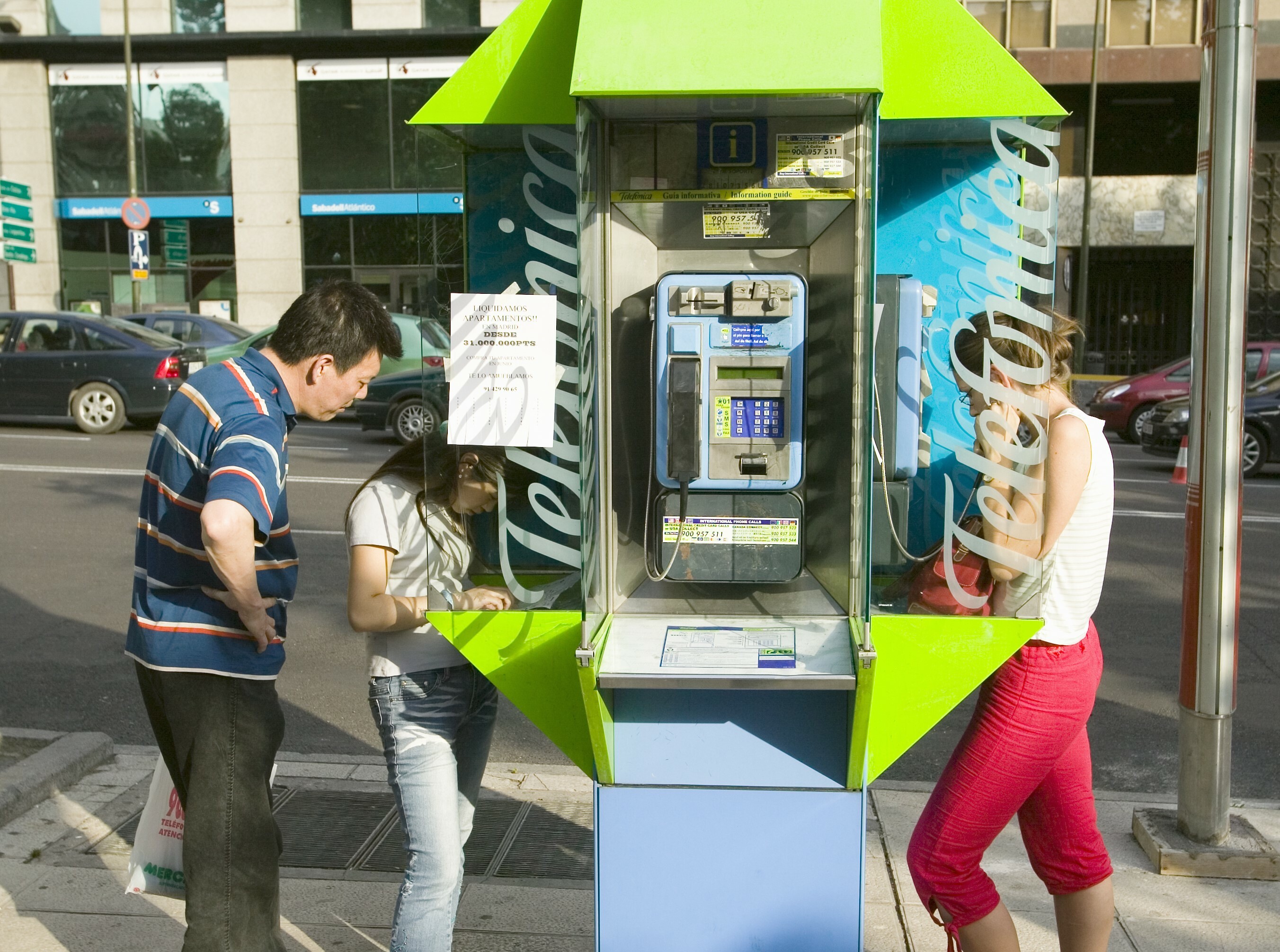 intervalo cero Estimar Madrid eliminará las 1.800 cabinas telefónicas que aún resisten en las  calles