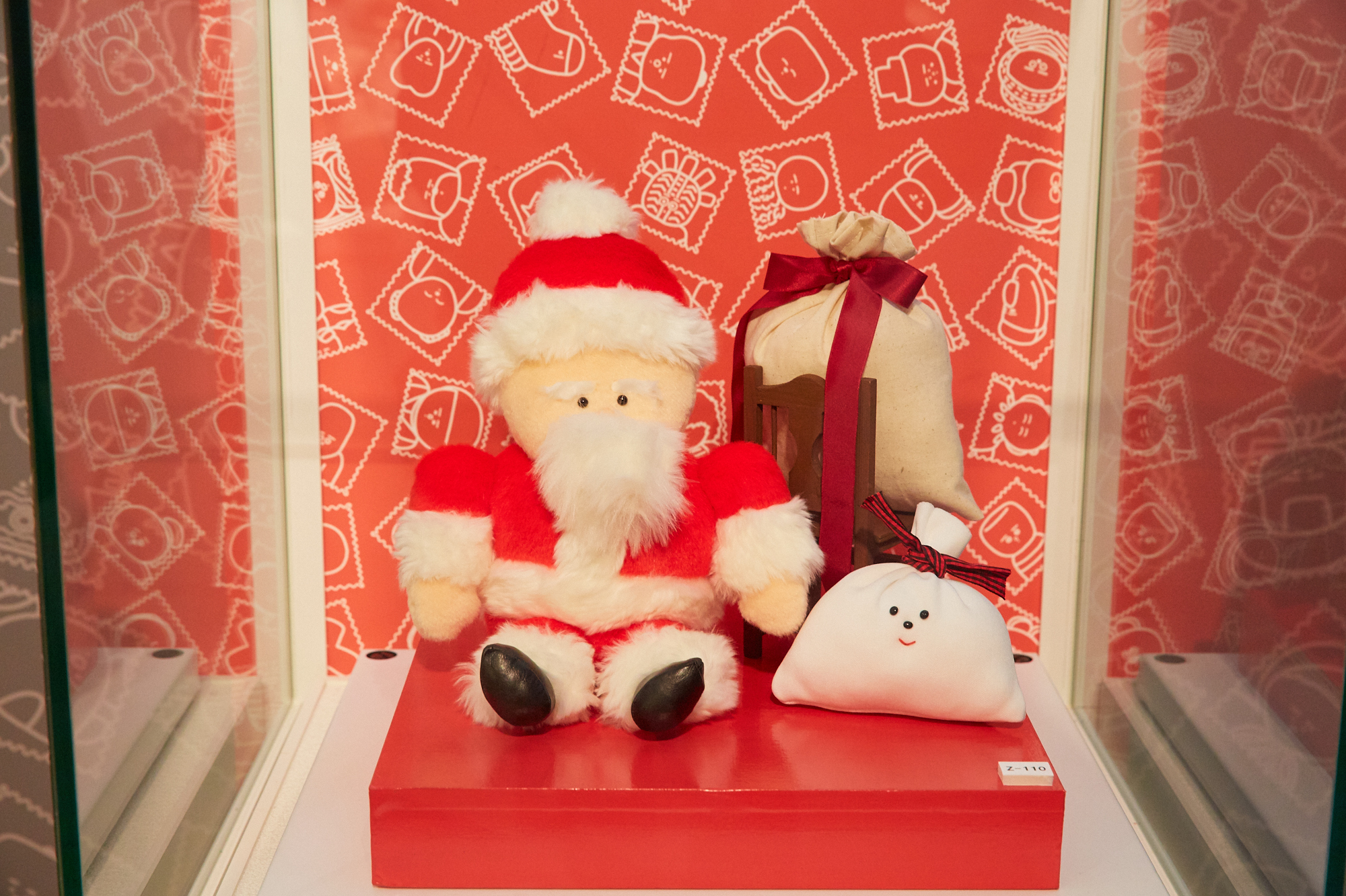 クリスマスのぬいぐるみ『サンタさん』(Photo: Kisa Toyoshima)