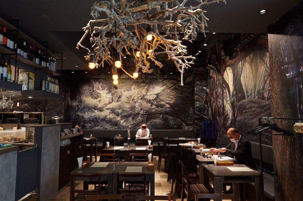 巨大壁画に囲まれたこだわりの洋食店が新宿に登場