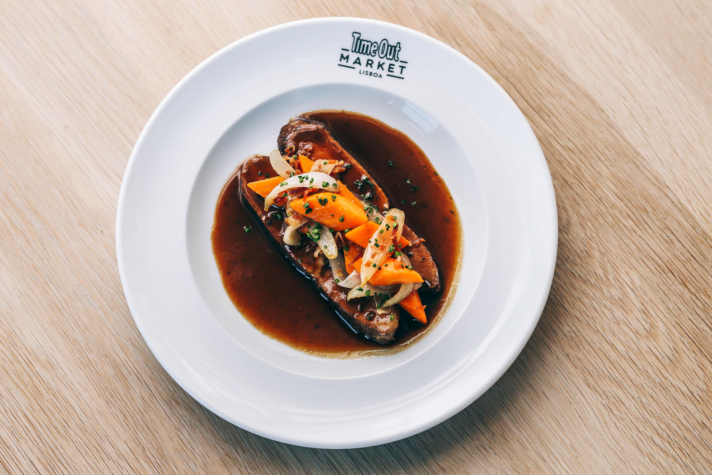 Presa de porco preto com vinho tinto, cogumelos e cenouras com bacon - Vincent Farges no Time Out Market Lisboa