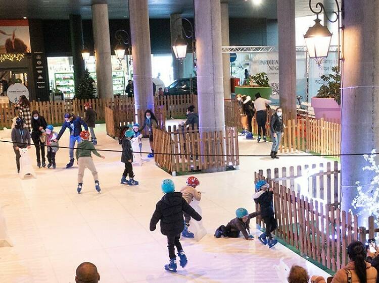 Pista de gelo sintético no Parque Nascente, em Rio Tinto