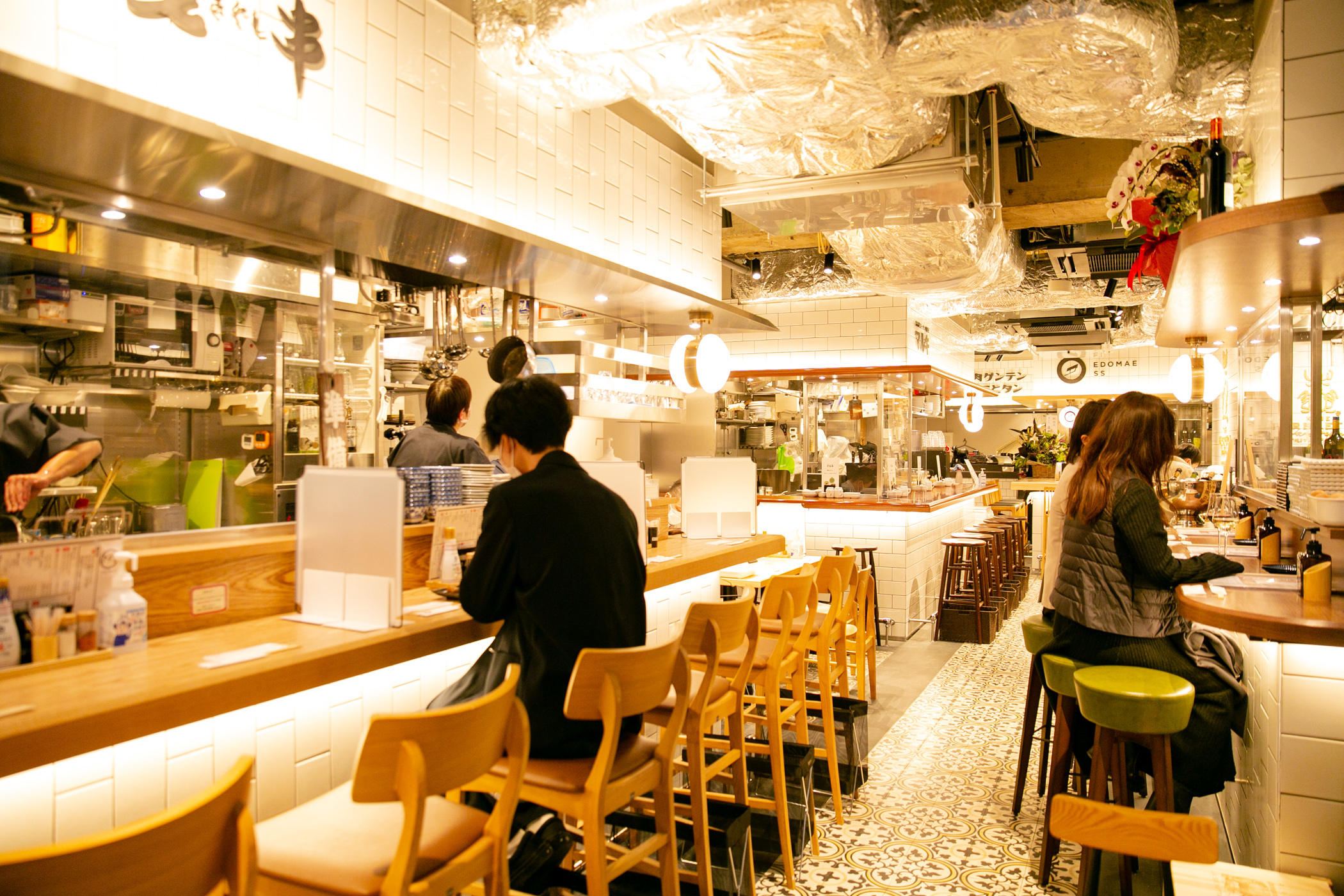各店舗のカウンターが並ぶ新宿横丁の内観(Photo:Keisuke Tanigawa)