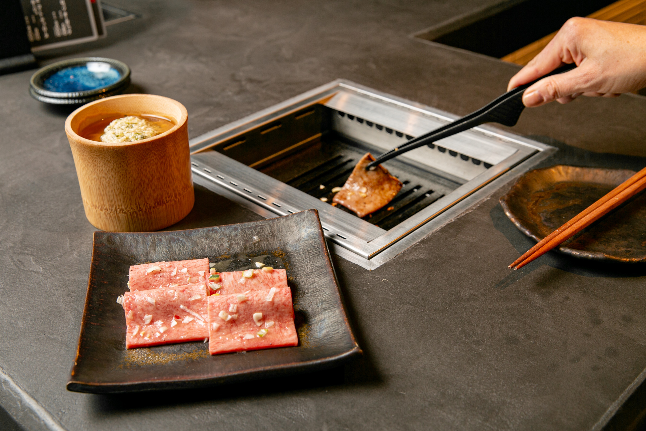 焼肉ゲンテン ハラミとタンでは気兼ねなく一人焼肉が楽しめるのがいい(Photo:Keisuke Tanigawa)