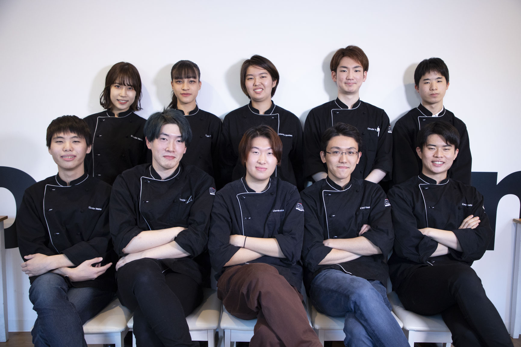 ルコールバンタンの生徒として調理を学ぶメンバー