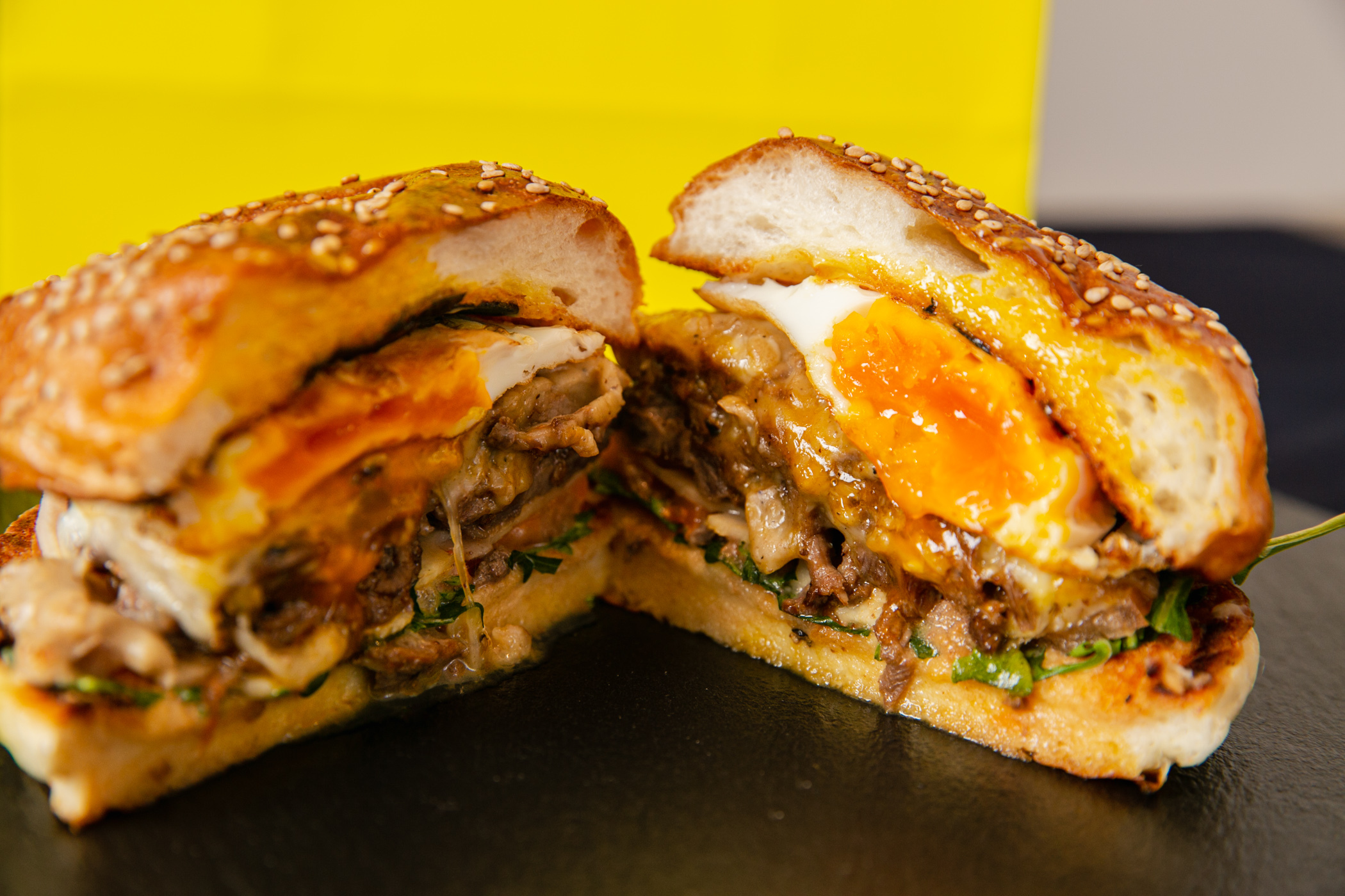 『神戸牛. GENKAI チーズバーガー』(Photo:Keisuke Tanigawa)