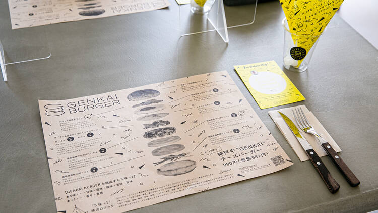 テーブルには、バーガーに使われている食材の産地と原価が記載されている