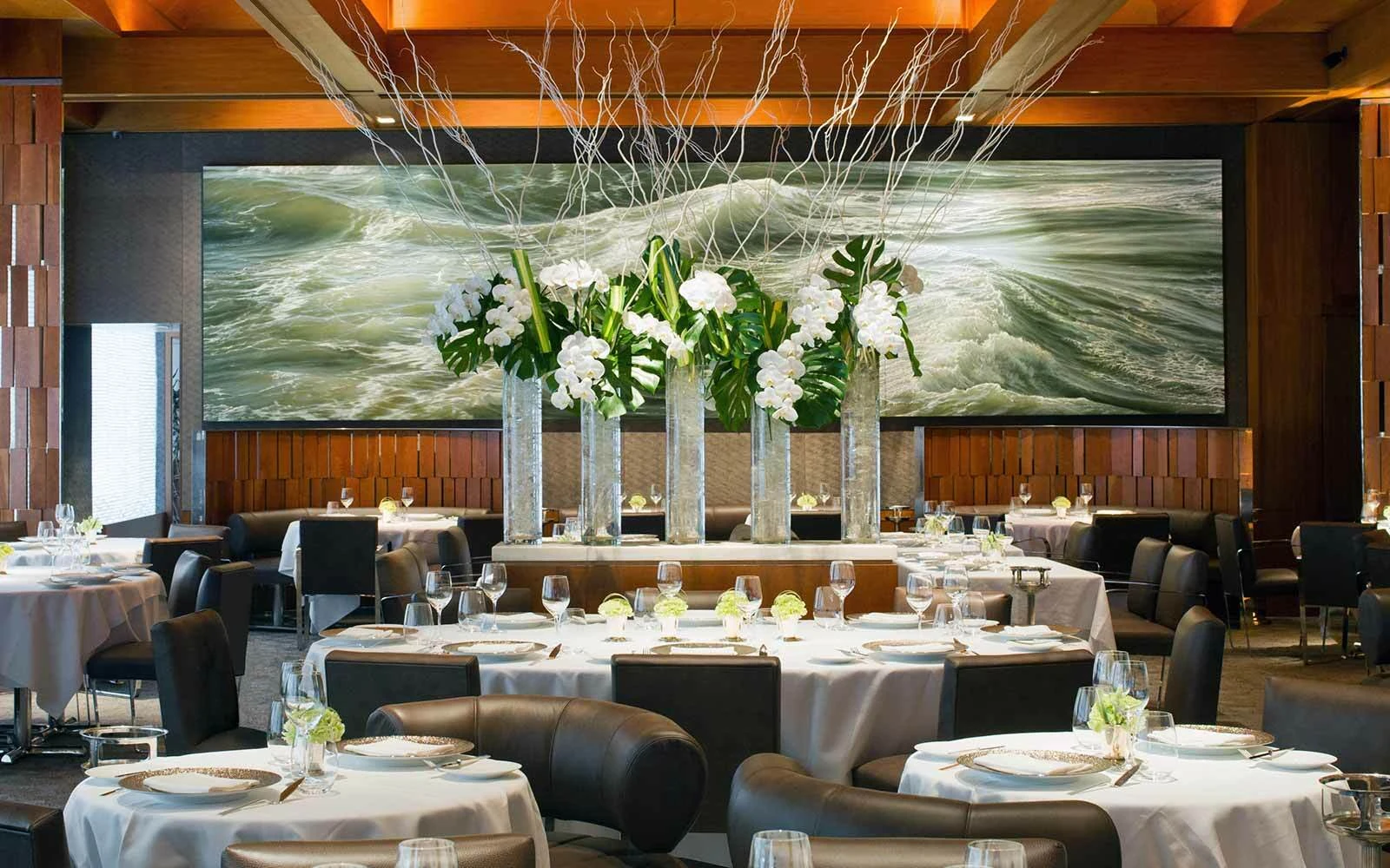 A photo of the dining room at Le Bernardin with a white floral display.