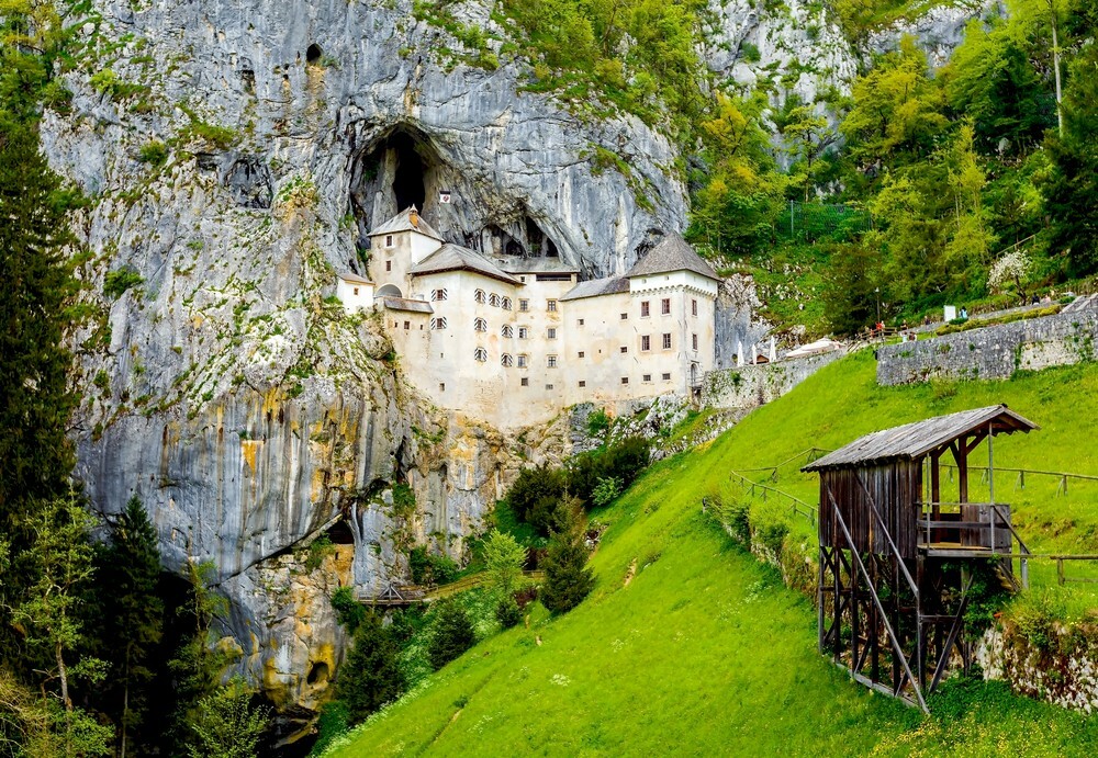 Ta čudoviti jamski grad v Sloveniji je zunaj studia Kipli movie