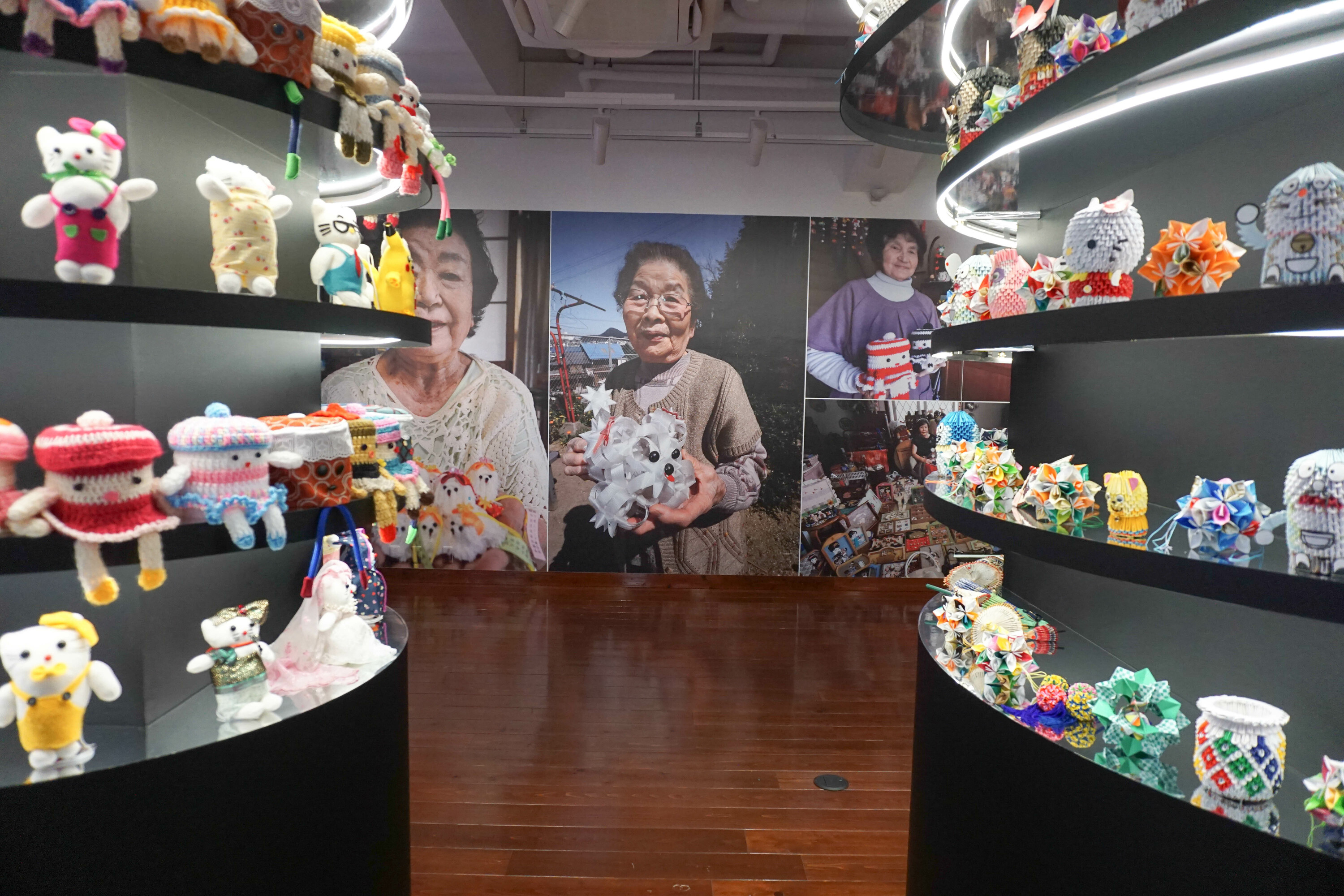 渋谷で「おかんアート」の展覧会が開幕、都築響一がキュレーターとして参加