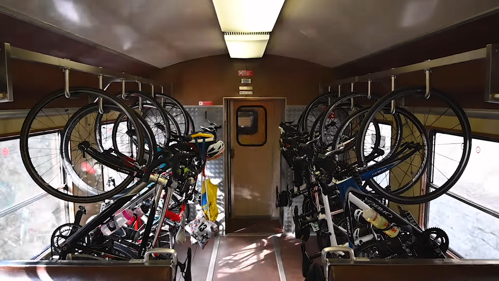 As bicicletas são encaixadas nos suportes em posição vertical