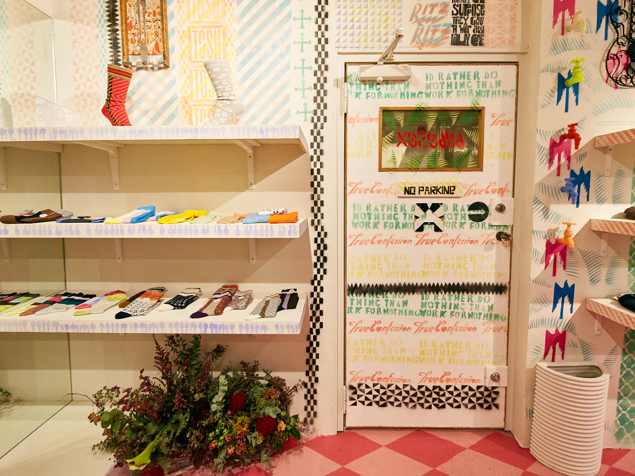 靴下の販売スペース(Photo: Kisa Toyoshima)