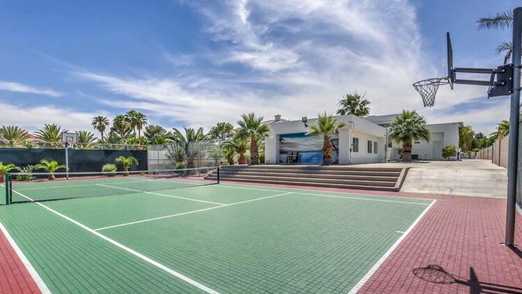 The luxurious villa with tennis court in Las Vegas