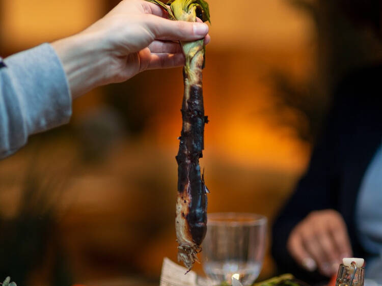 Esta es la mejor calçotada, sin babero y sin manchas de romesco, del centro  de Madrid