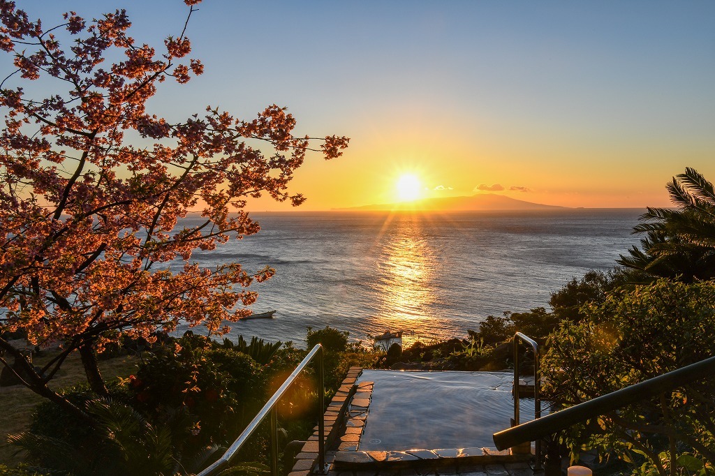 Hotel Kissho Caren in Izu has an outdoor onsen with cherry blossoms and ...