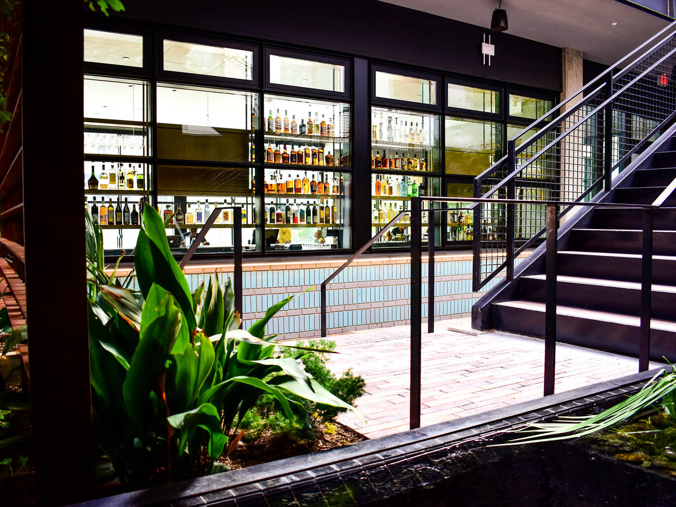 14 Best Bars in Downtown Austin for Delightful Drinks and More