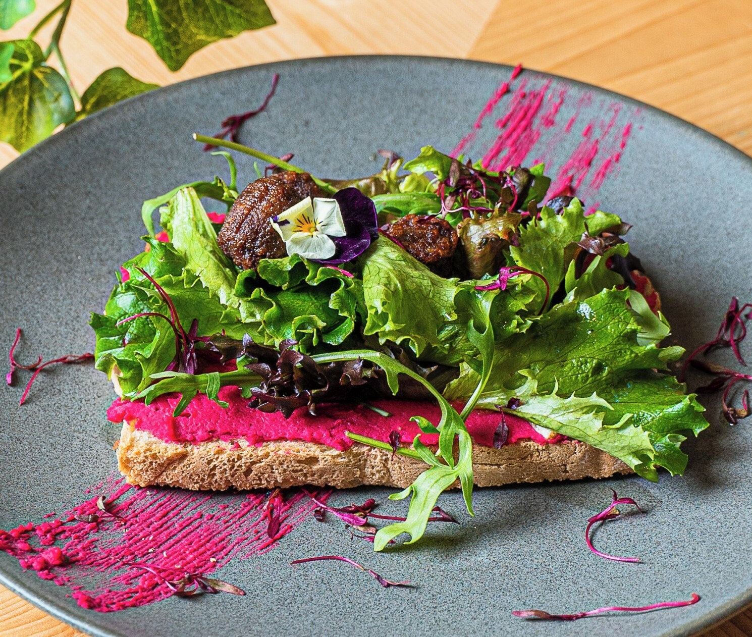 Tosta de almôndegas de soja com húmus de beterraba