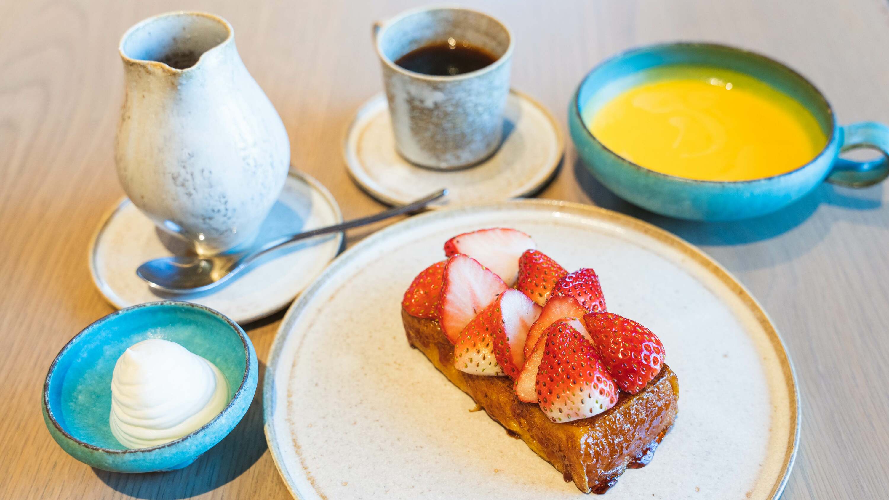 『青山フレンチトースト にんじんのポタージュとドリンク1杯のセット』(1,500円) (Photo: Hotel's)v