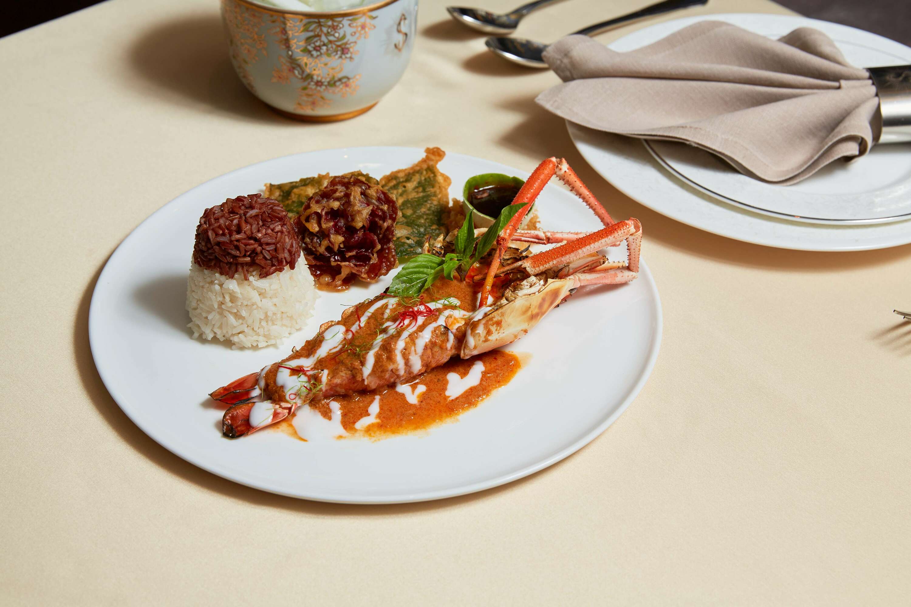 Time Out Tables: The Lamiat บ้านสุริยาศัย