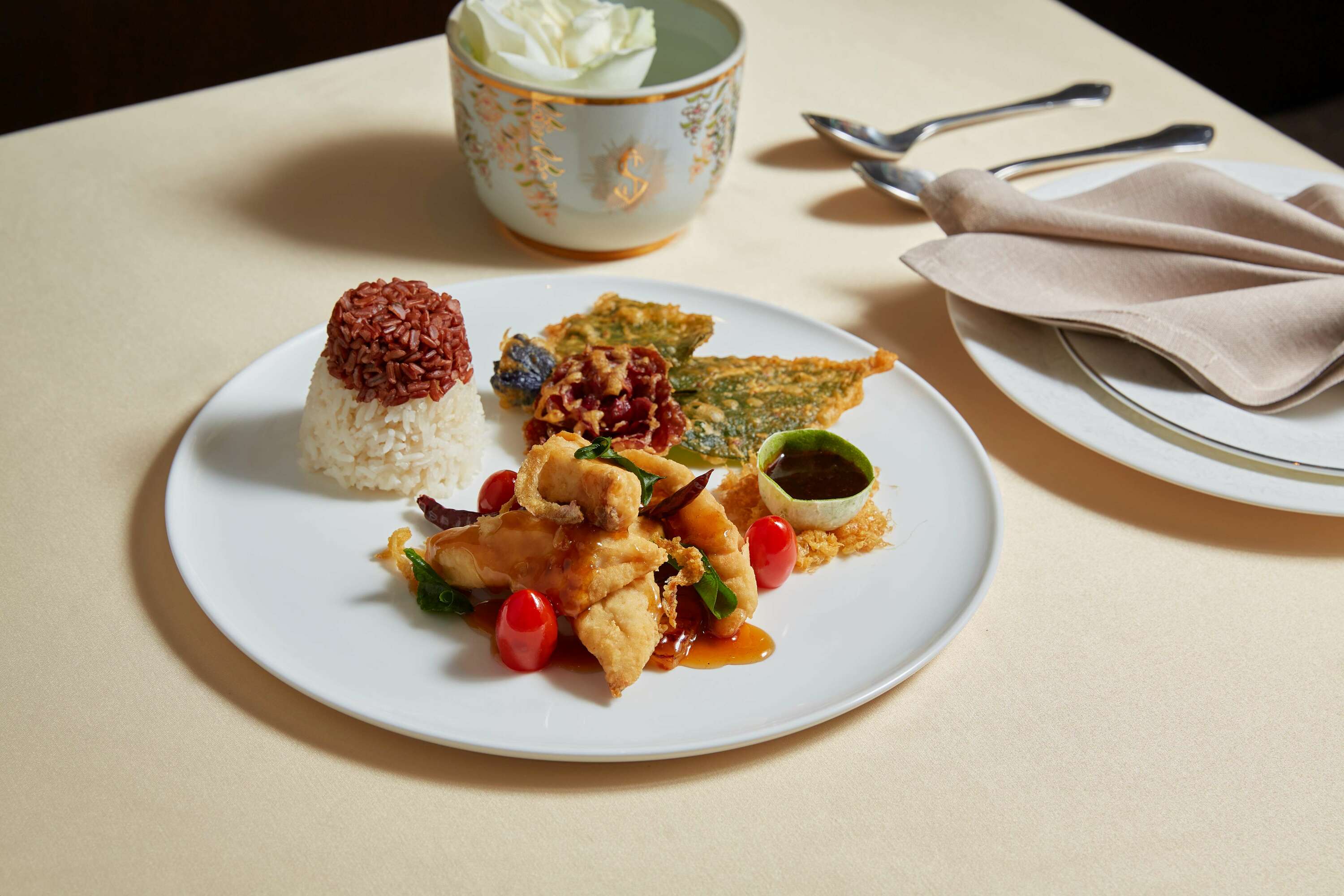 Time Out Tables: The Lamiat บ้านสุริยาศัย