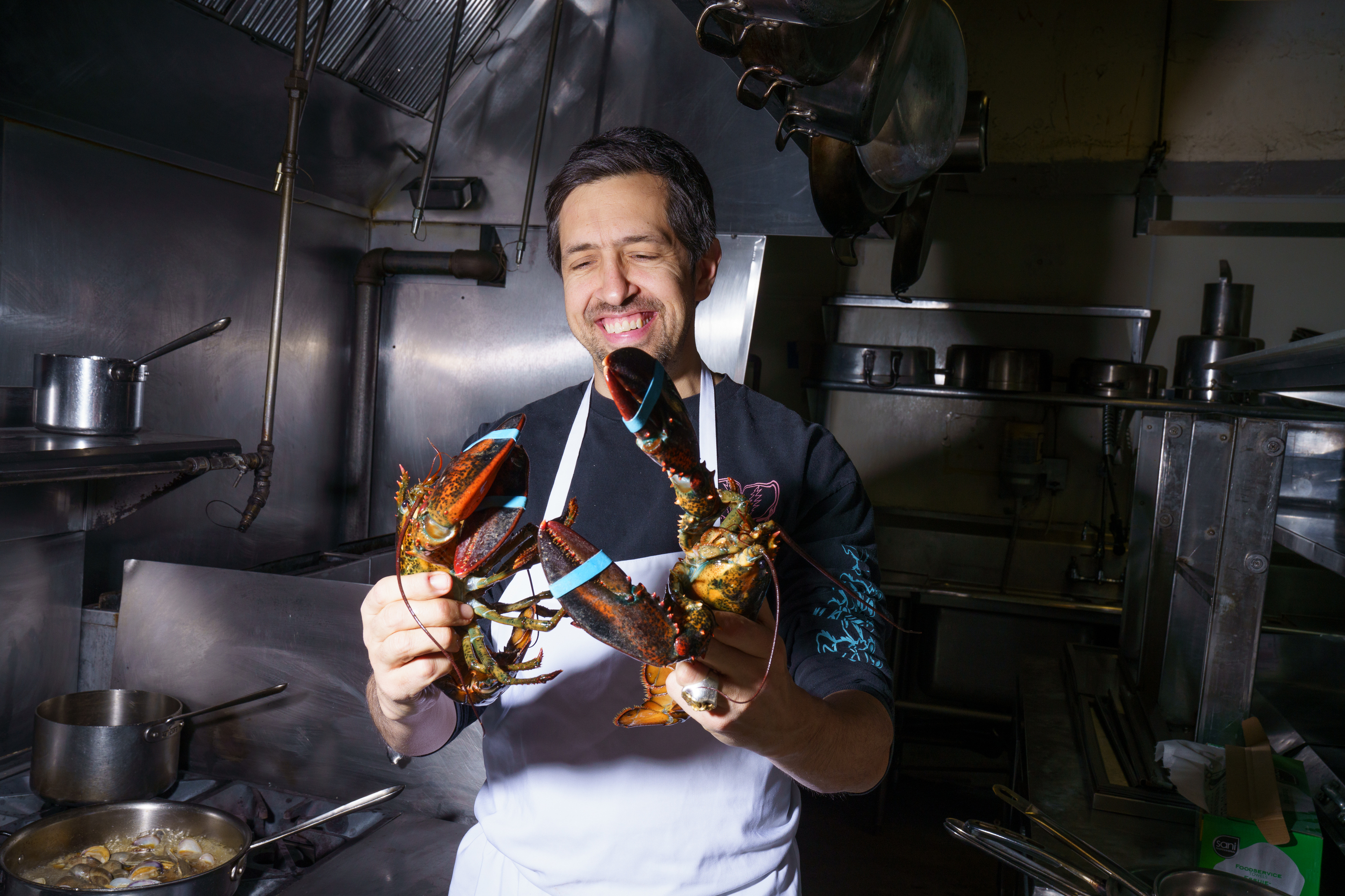 Le chef Justin Bazdarich en cuisine au Bar Tulix