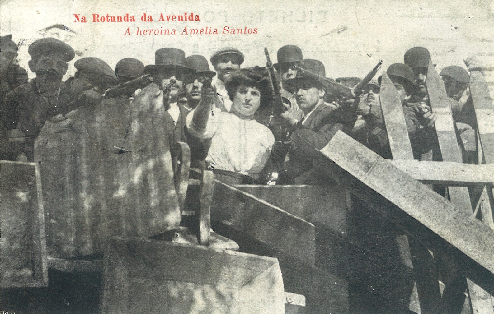 Bilhete-postal com imagem do contingente republicano na Rotunda da Avenida, onde se vê Amélia Santos