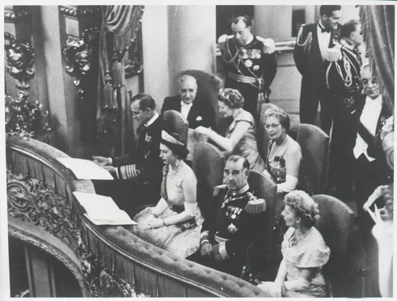 O Presidente Craveiro Lopes e a Rainha Isabel II no Teatro São Carlos, a 19 de Fevereiro de 1957