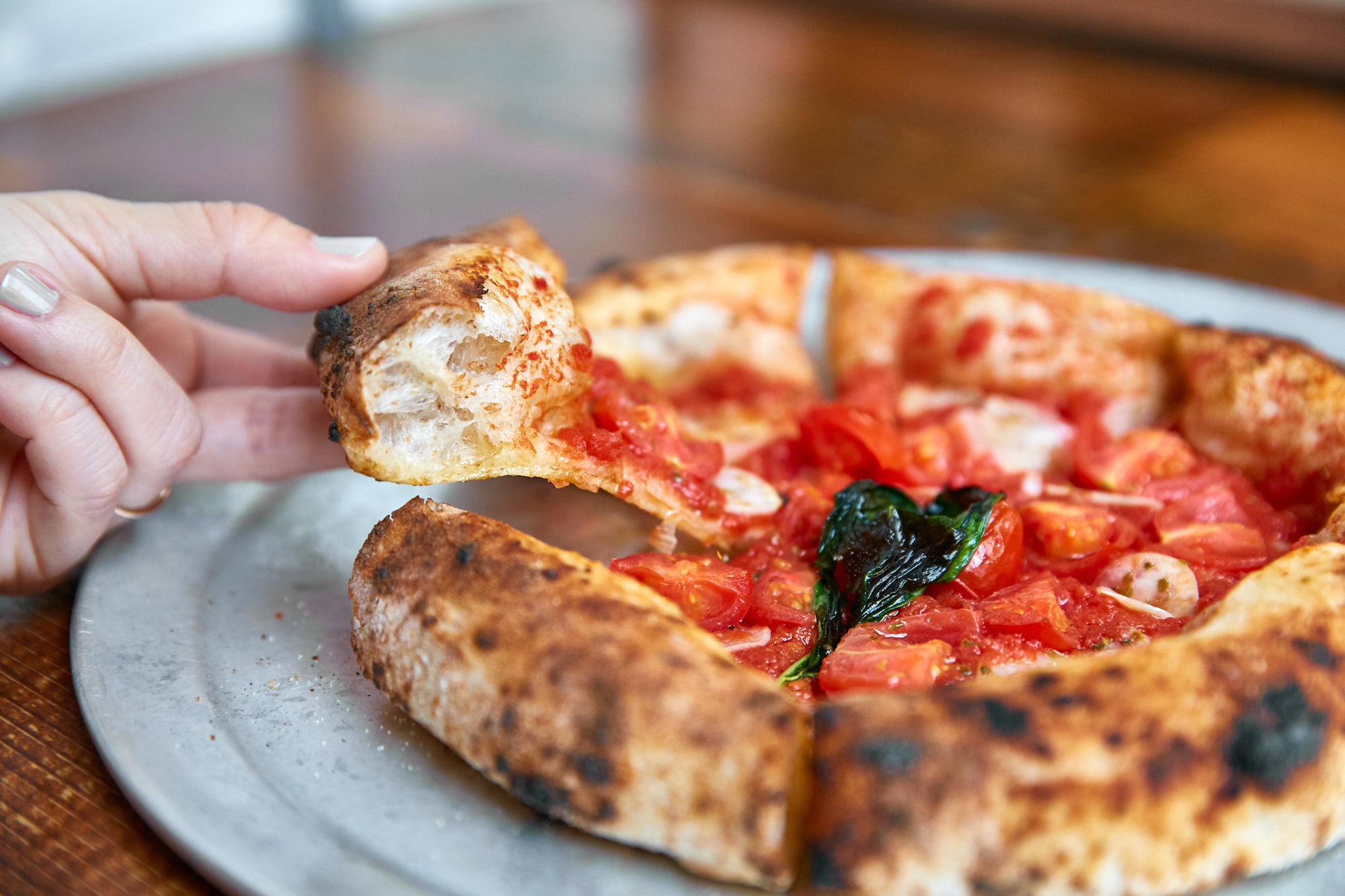 イタリアで話題のデカ縁系ピザが代々木上原「グッドタウンベイクハウス