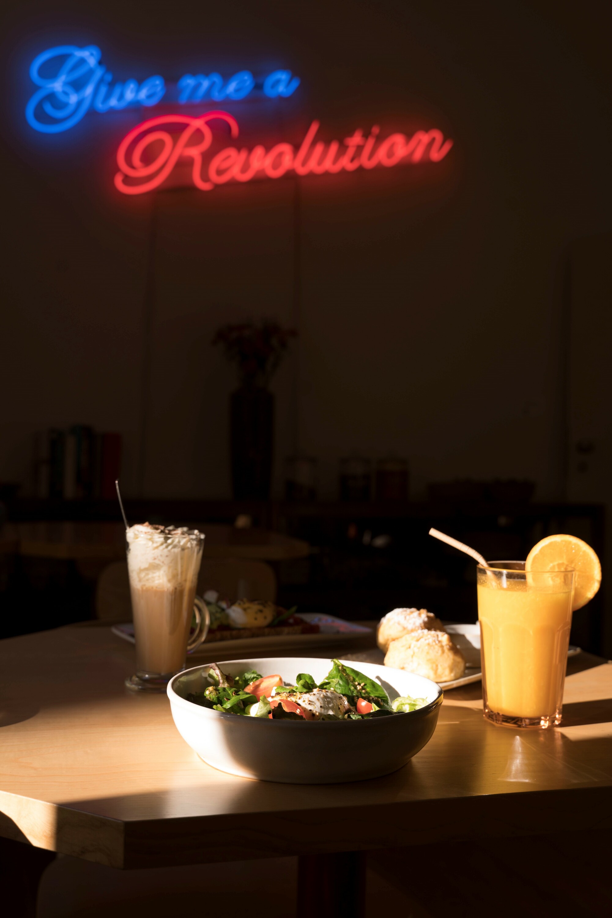 No pátio ou lá dentro? Brotéria Café agora com brunch aos sábados