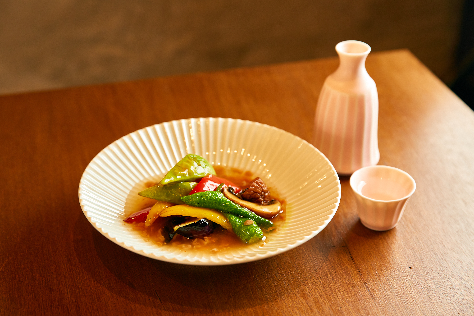 『旬野菜素揚げ 酒盗あんかけ』(880円)(Photo: Kisa Toyoshima)