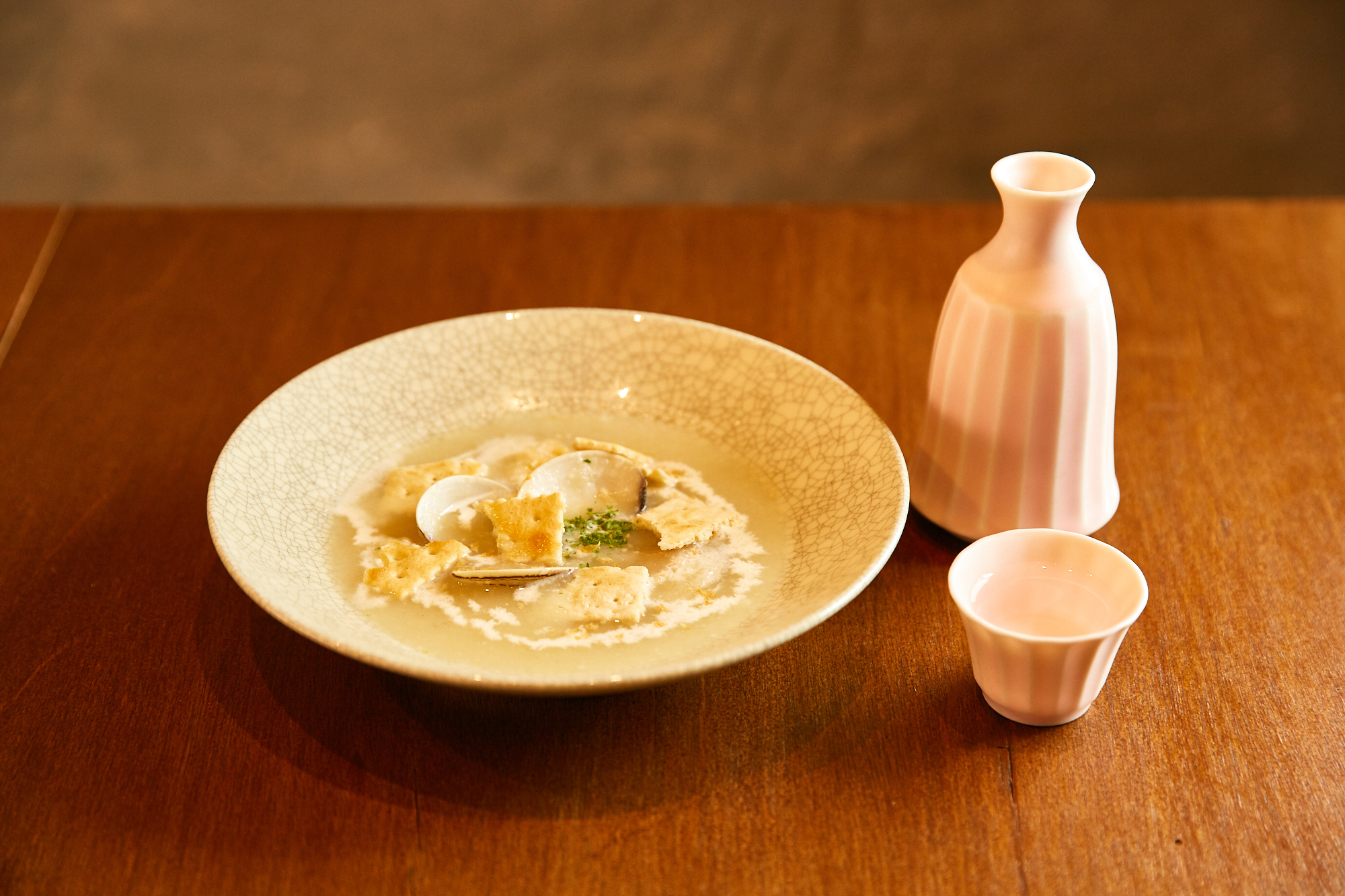 『新たまねぎのすり流しはまぐりチャウダー』(880円)(Photo: Kisa Toyoshima)