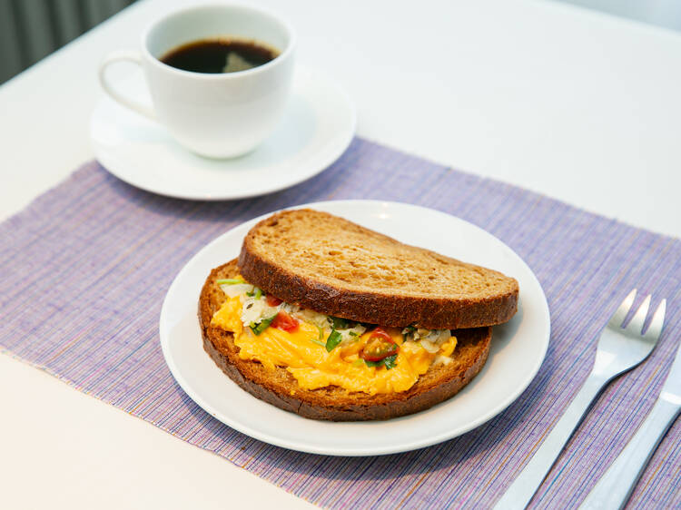 朝食に真鯛出汁のサンドイッチを食べる。
