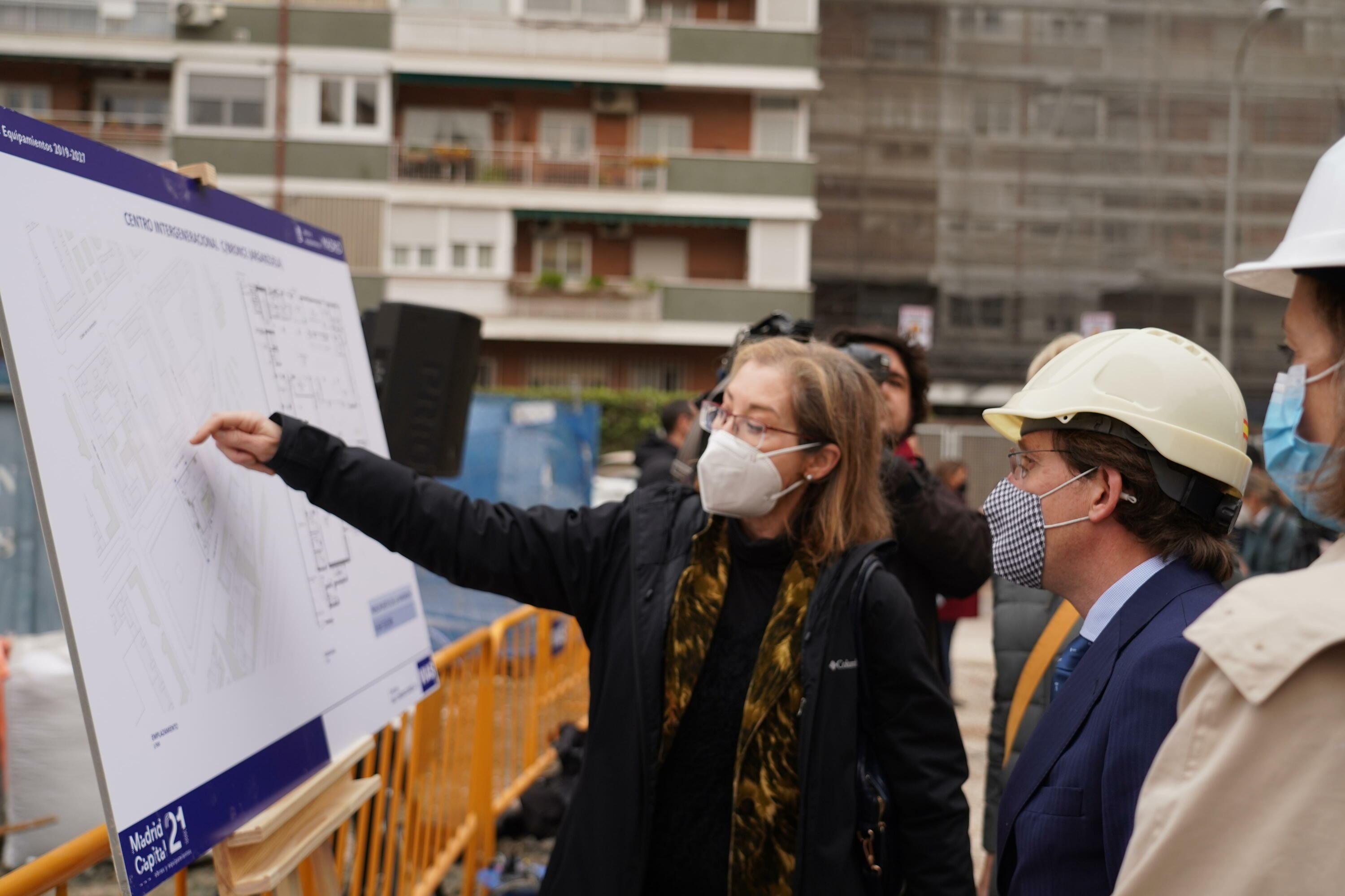 Almeida, durante la visita al Centro Intergeneracional de Arganzuela (foto: Ayuntamiento de Madrid).