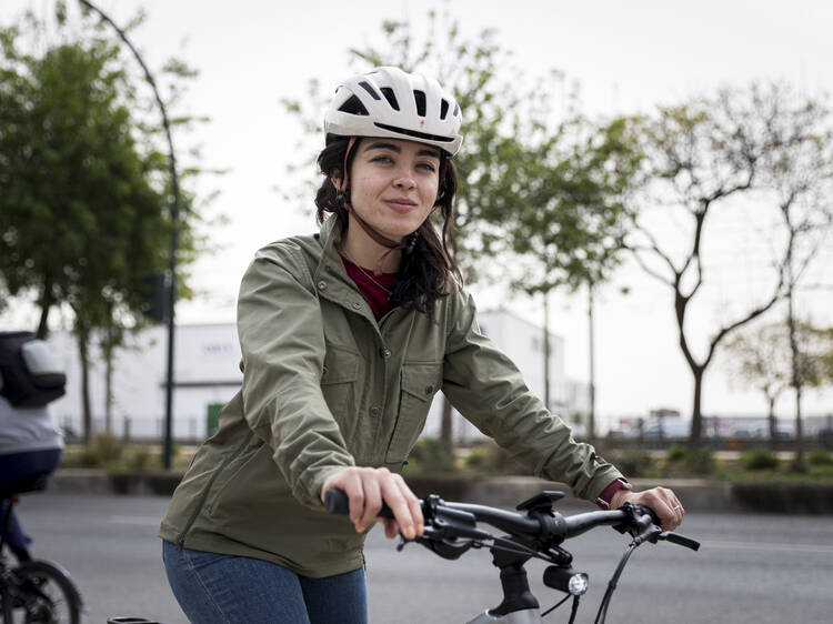 A bicicleta eléctrica tem um acelerador no punho, tal como certas motas 