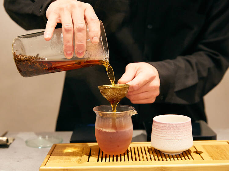 新感覚の日本茶ミルクティーを飲み干す。