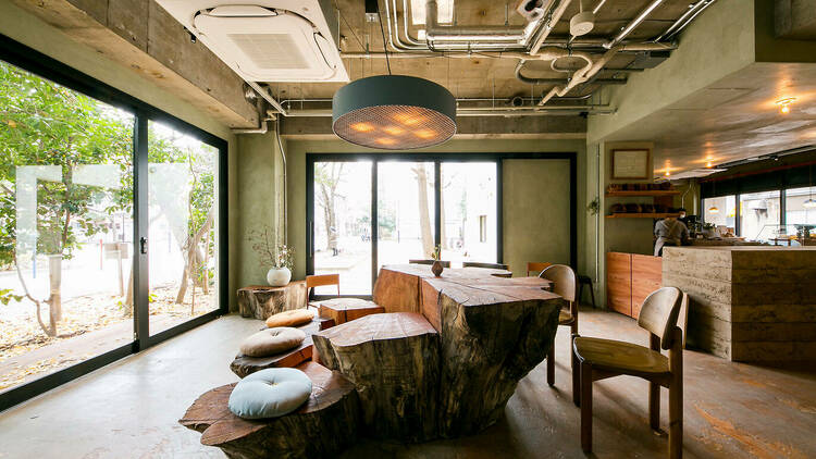 Photo: Keisuke Tanigawa｜大木で造作したテーブル