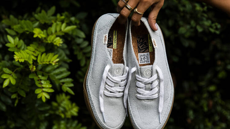 Modelo Circle Vee de Vans en blanco