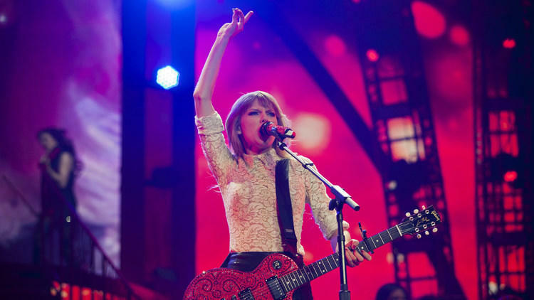 Taylor Swift is giving a commencement speech at Yankee Stadium this summer