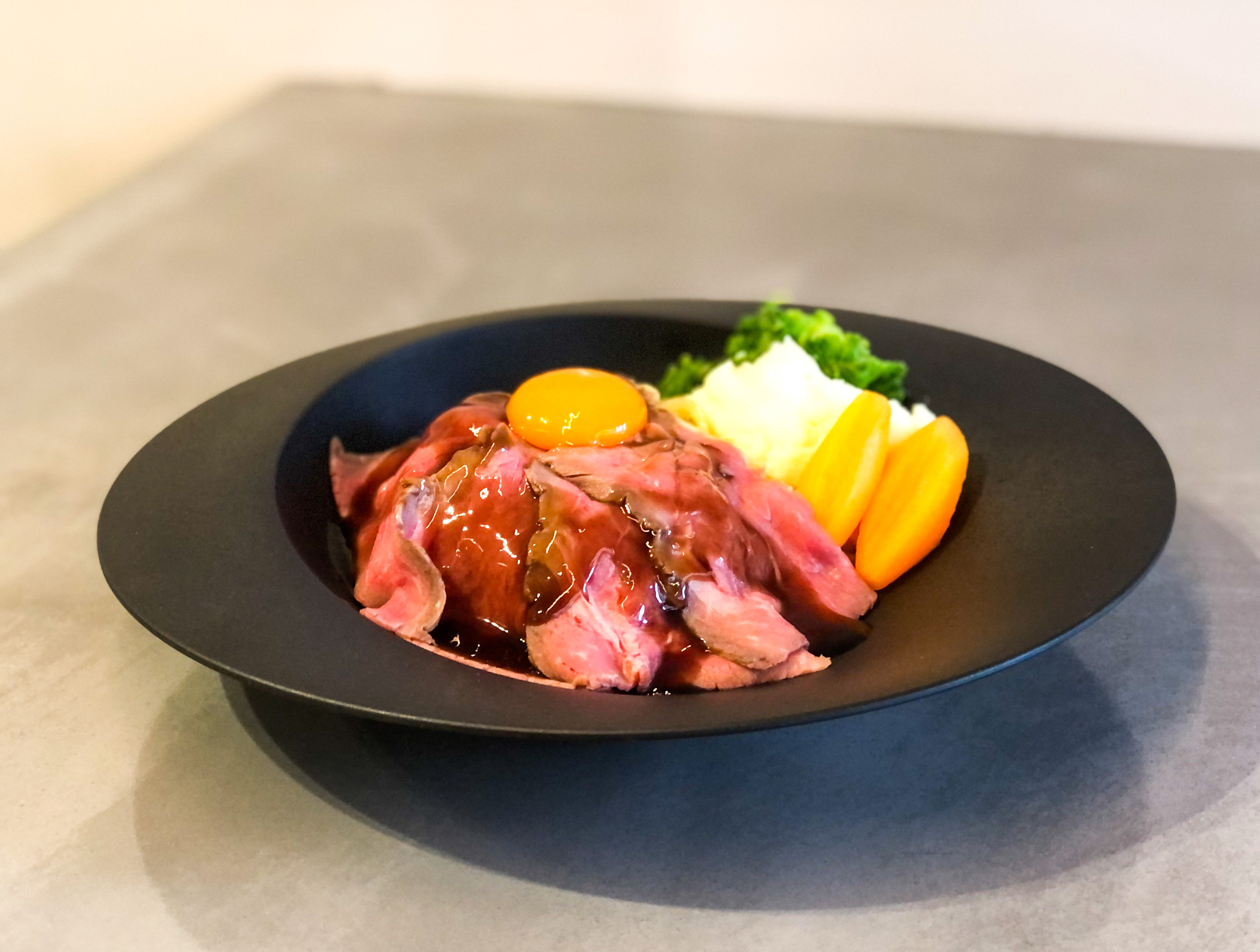 『ローストビーフの神焼きそば』(920円)(Photo:Tomomi Nakamura)