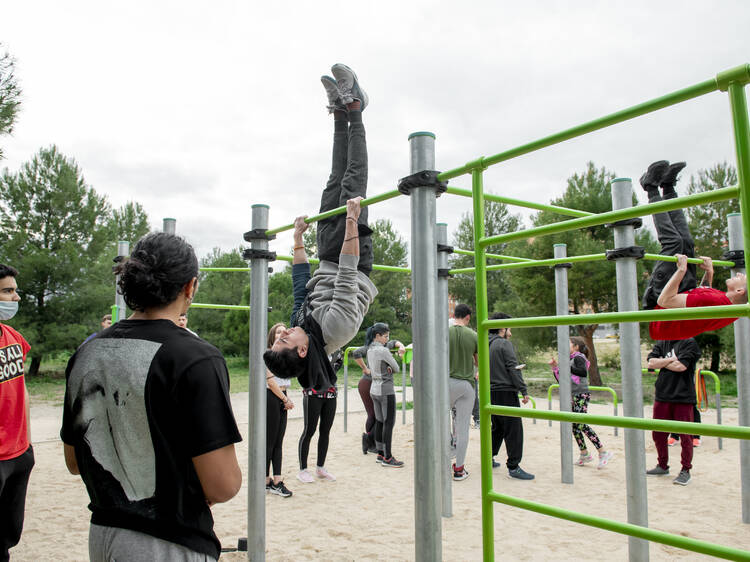 Ejercicio y acrobacias en el parque