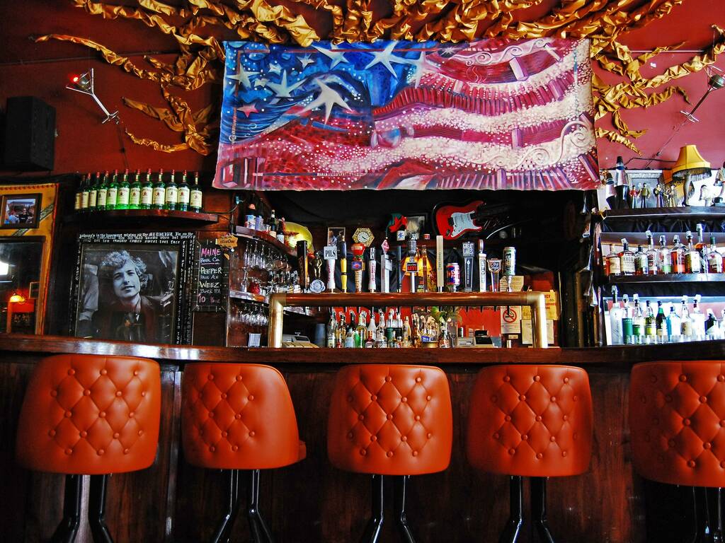 17 Best Lincoln Park Bars To Check Out Tonight