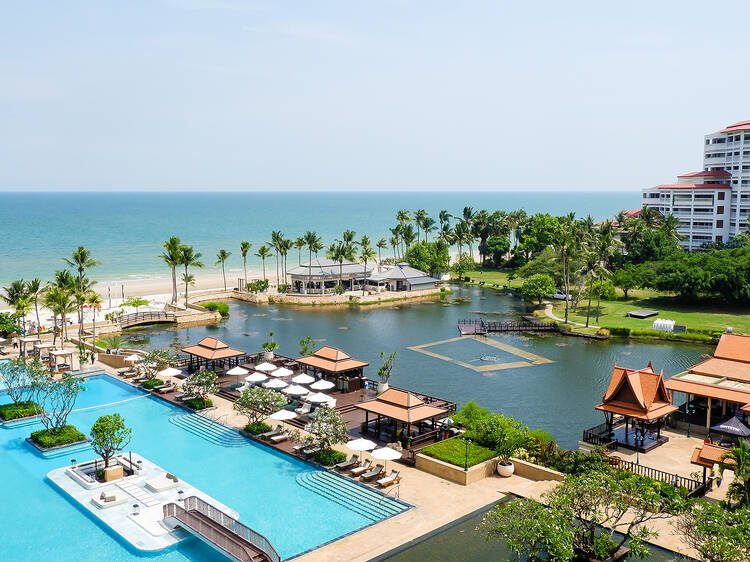 Dusit Thani Huahin โฉมใหม่ กับบรรยากาศวัยรุ่นและคึกคักด้วยบูธดีเจกลางสระน้ำ